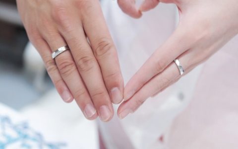 结婚戒指的戴法（结婚戒指的意义是什么）