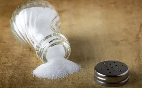 一天钠的摄入量是多少（每人每天摄入多少克盐）