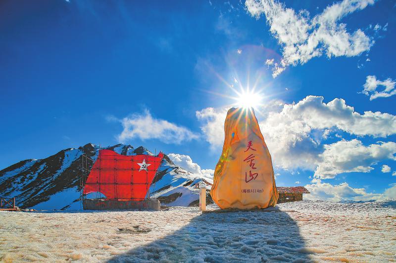 红军翻越的第一座雪山是什么山（红军过雪山是哪座山）