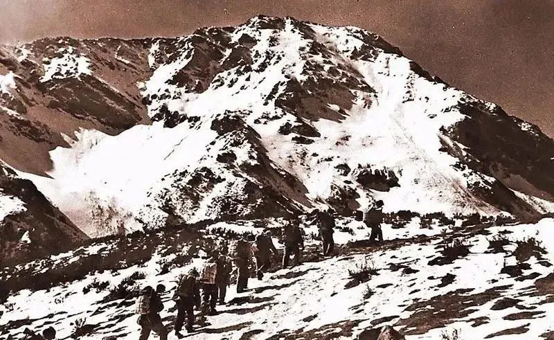 红军翻越的第一座雪山是什么山（红军过雪山是哪座山）