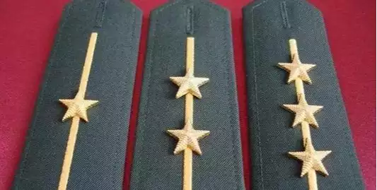 一杠两星是什么军衔（中国人民解放军军衔等级表）