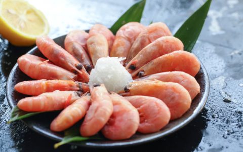 元宝虾和北极甜虾的区别（北极虾为什么都是熟的）