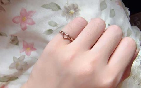 小拇指戴戒指什么意思女（左手小拇指戴戒指什么意思女）