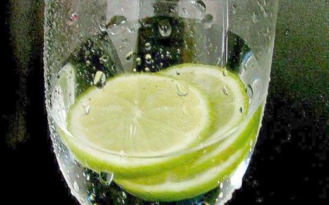 柠檬水是碱性还是酸性水（柠檬水的酸碱性）