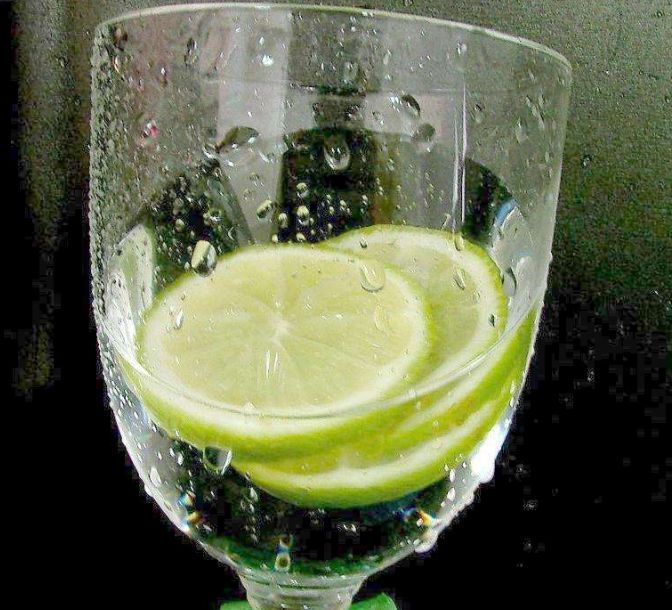 柠檬水是碱性还是酸性水（柠檬水的酸碱性）