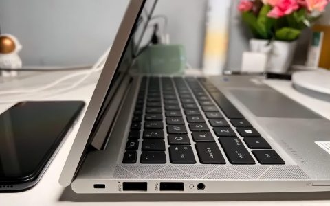 为什么电脑屏幕一闪一闪的？电脑屏幕一闪一闪的是什么问题