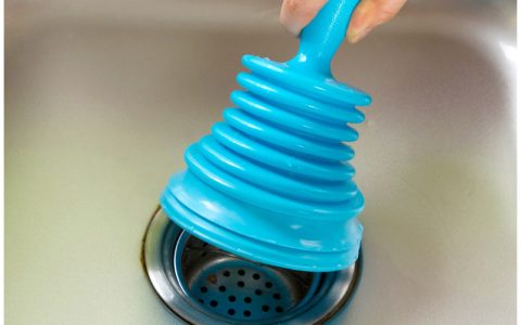 排水管道堵了怎么疏通（给水管堵塞如何疏通）