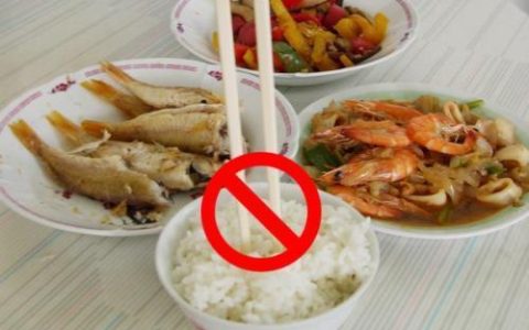 为什么不能把筷子插在饭里（ 筷子为什么不能插在饭上）