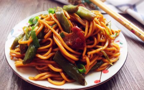 焖面用生面还是熟面（焖面怎么做面条不会粘在一起）