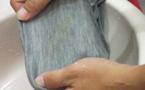 牙膏去衣服铁锈的方法(去衣服铁锈的方法)