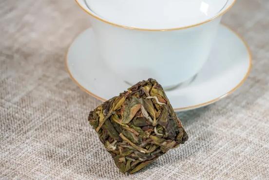 漳平水仙茶属于绿茶吗？为什么漳平水仙被压成了块