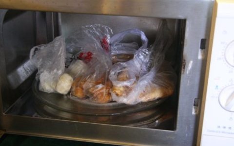 微波炉里可以放塑料袋吗(塑料袋裹着包子微波炉加热)
