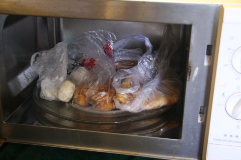 微波炉里可以放塑料袋吗（塑料袋裹着包子微波炉加热）