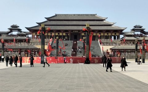 影视城横店在浙江的哪个地方（浙江影视基地横店影视城）
