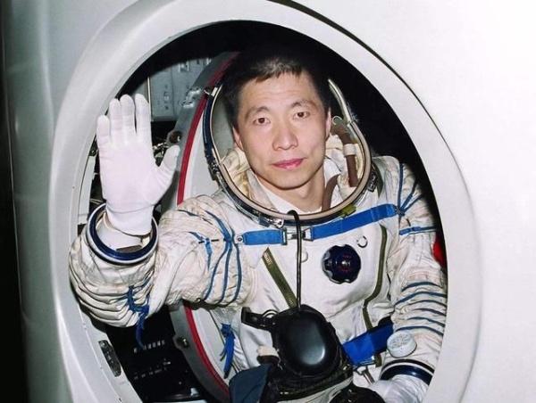 我国首次载人航天飞船的航天员是谁？