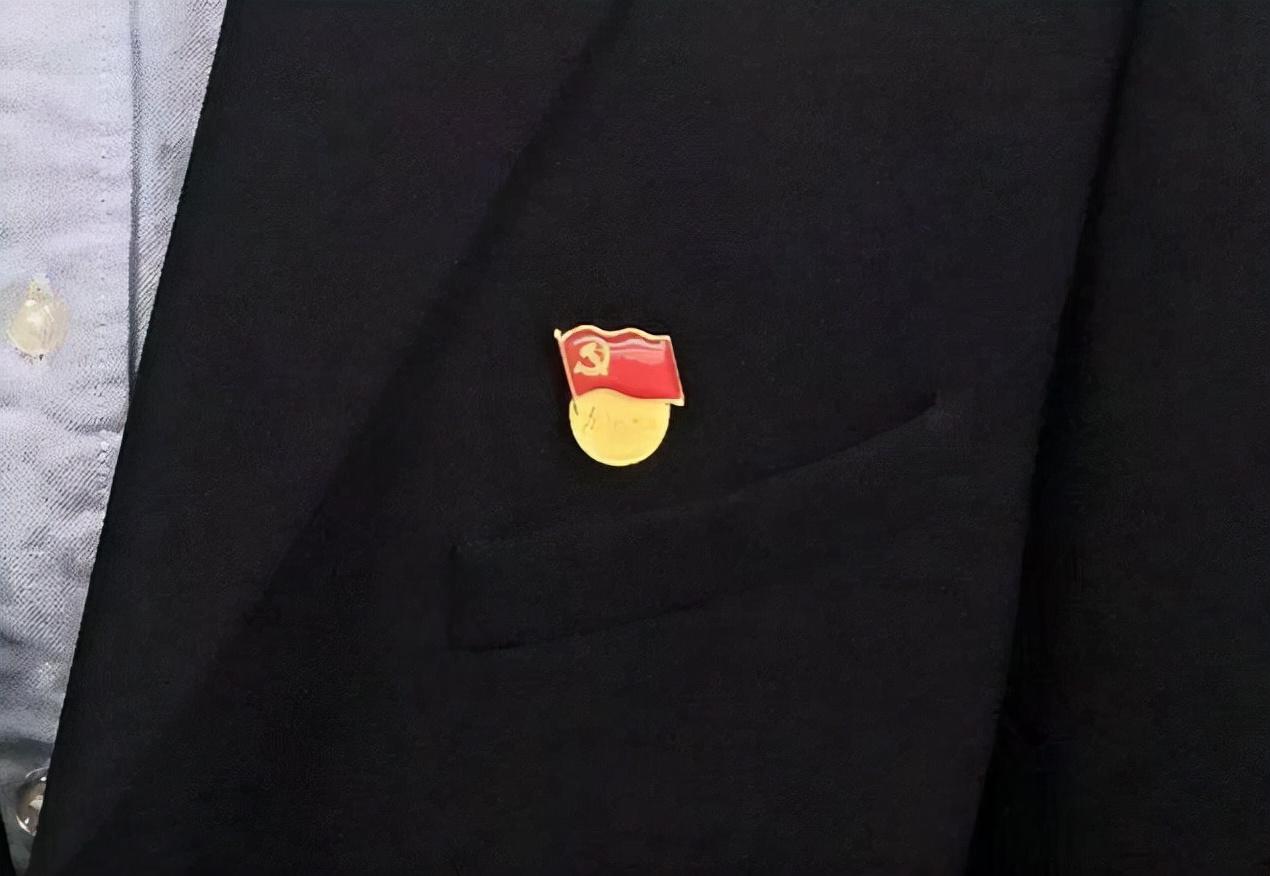 党徽戴左边还是右边（党徽应该戴在什么位置）