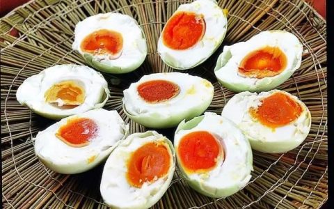 咸鸭蛋是煮熟还是蒸熟（咸鸭蛋是要煮熟吗）