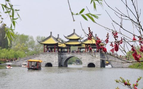 烟花三月下扬州是什么意思（烟花三月下扬州的意思）