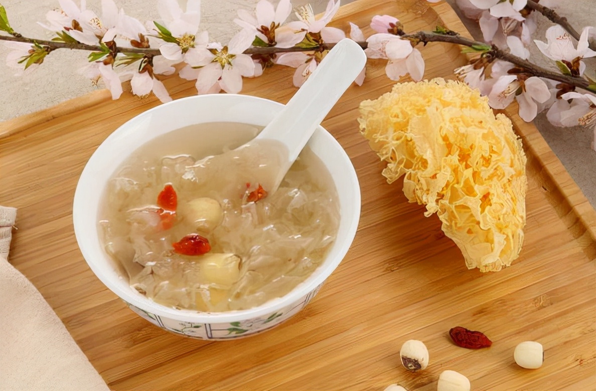 常吃银耳的好处和坏处（常吃银耳有什么好处）