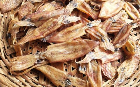 干鱿鱼发霉是什么样的（发霉的鱿鱼干还能吃吗）