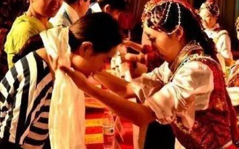 献哈达”礼仪中，白色和五彩哈达各代表什么意思？