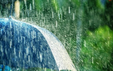 不提雨怎么描写雨很大（怎样不提雨字描述雨很大）