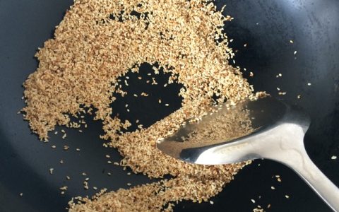炒芝麻是干炒还是湿炒（怎么炒芝麻简单又不糊）
