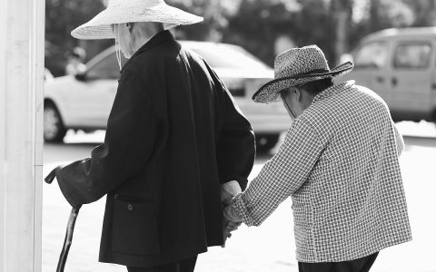 形容夫妻共同携手同行的句子（夫妻风雨同舟的句子）