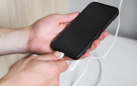 充电的时候手机发烫是什么原因？充电的时候手机发烫解决方法