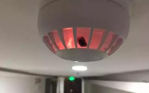 酒店有个灯红色一闪一闪是什么？