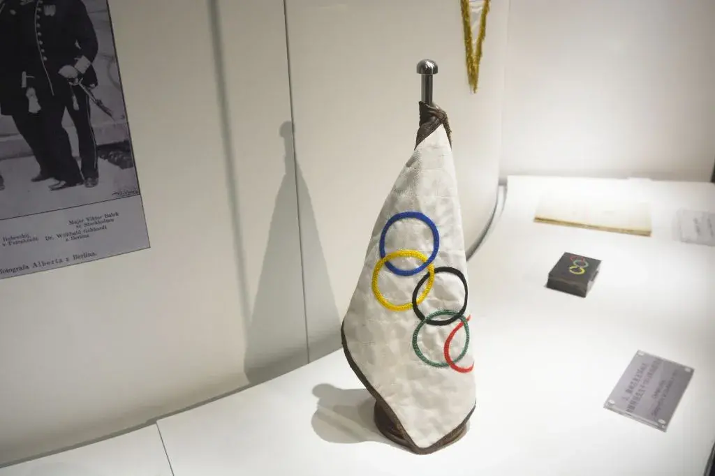 是谁发明了奥运五环旗？五环的五个颜色