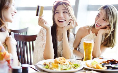 梦见好多人在一起吃酒席是什么意思？