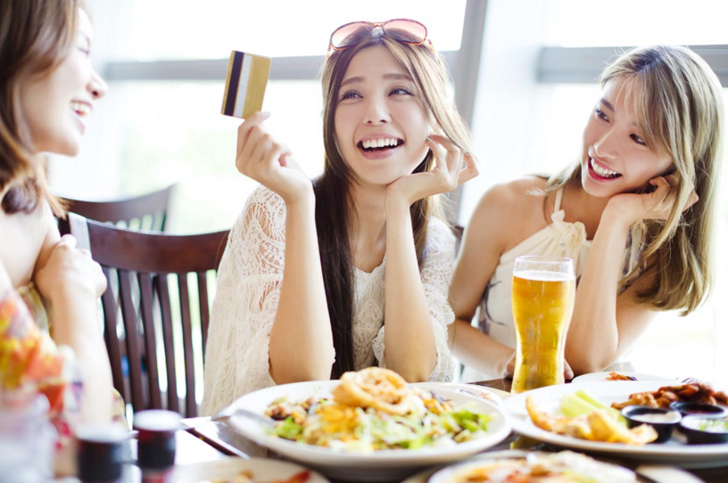 梦见好多人在一起吃酒席是什么意思？