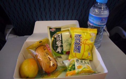 飞机可以带零食上去吗(飞机上让带零食么)