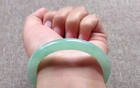 玉镯戴哪个手是正确的（玉镯戴哪只手正确）