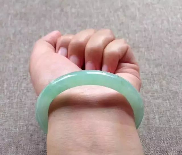 玉镯戴哪个手是正确的（玉镯戴哪只手正确）