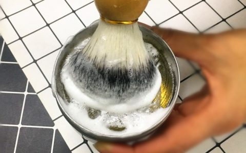剃须膏和剃须泡沫哪个好用（剃须膏需要打成泡沫吗）