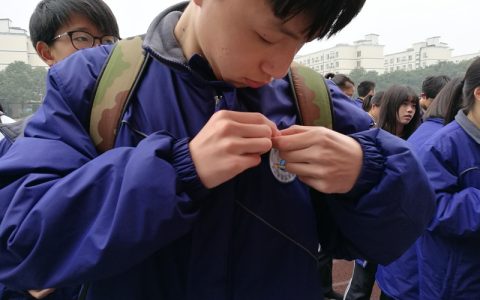 团徽应该佩戴在哪边（团徽应该佩戴位置）