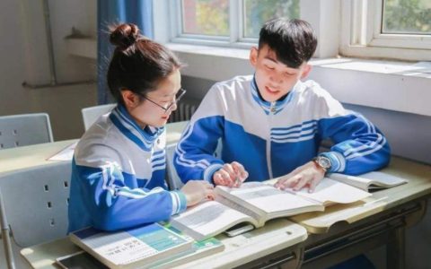 夸同桌的简短句,如何高情商赞美男同学?