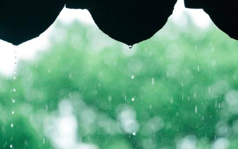 小雨拟声词的句子,滴答滴答小雨的拟声句子?描述风声的拟声词